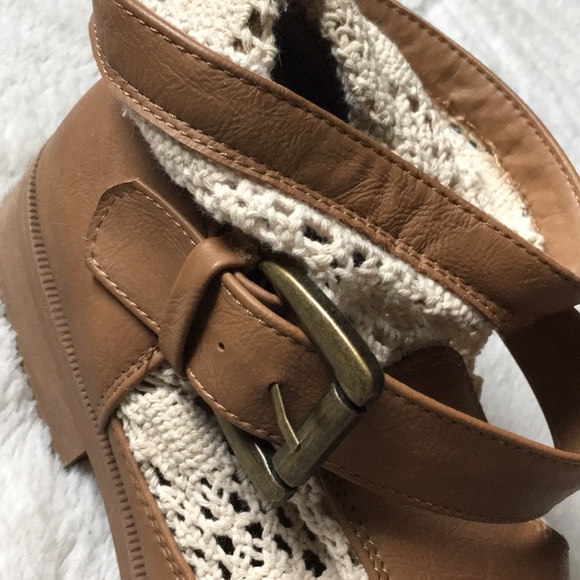 Tan nice boots with lace design - Picture 2 of 3